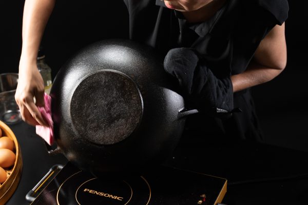 Tips to maintain cast iron wok